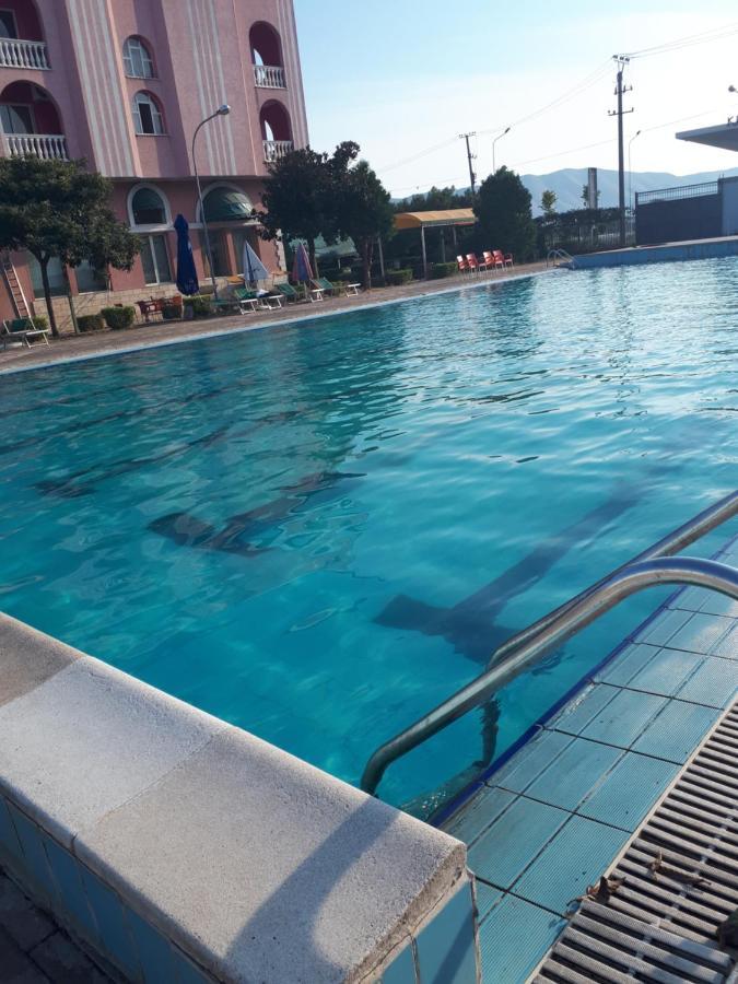Hotel Meteor New Shtoj ภายนอก รูปภาพ