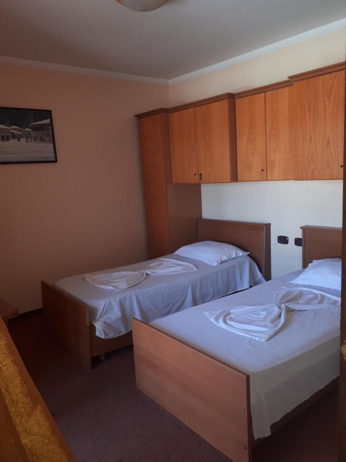 Hotel Meteor New Shtoj ภายนอก รูปภาพ